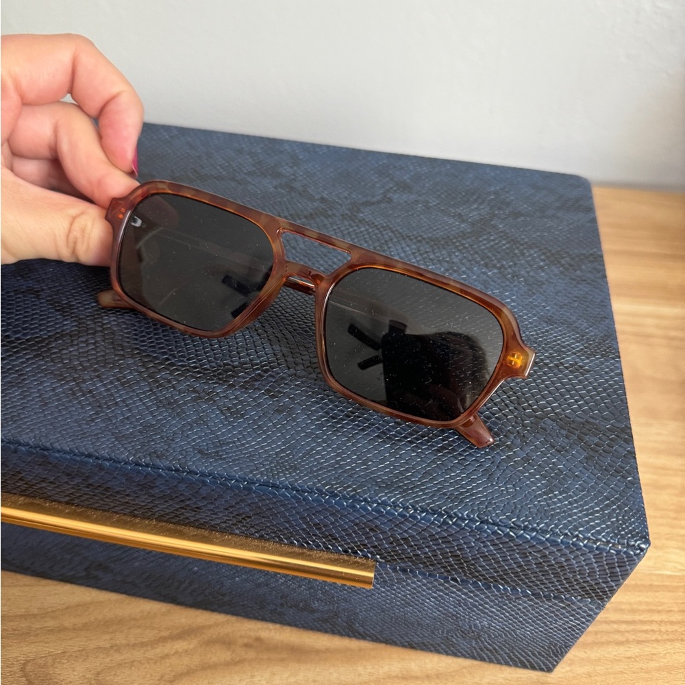 Tortoise shell oval sunglasses - Picture 10 of 10